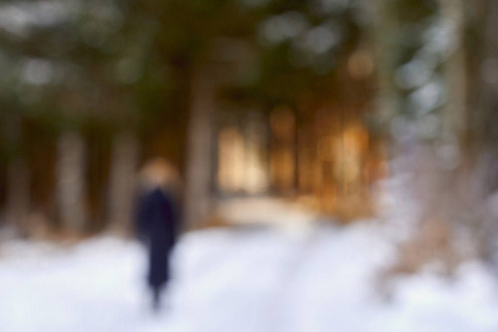 Frau spaziert im Wald