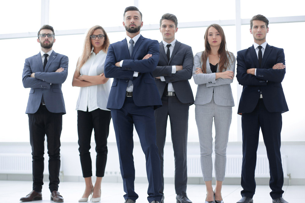 Gruppe junger Anzugträger