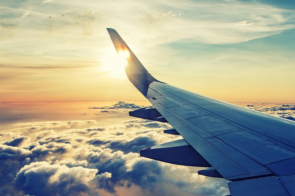 fluegel ueber den wolken