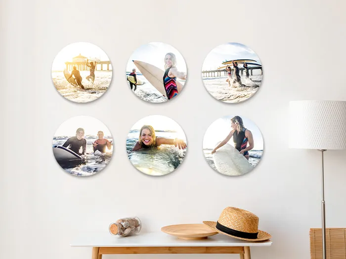 Runde Wandbilder im Raum