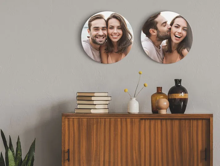 Runde Wandbilder im Raum